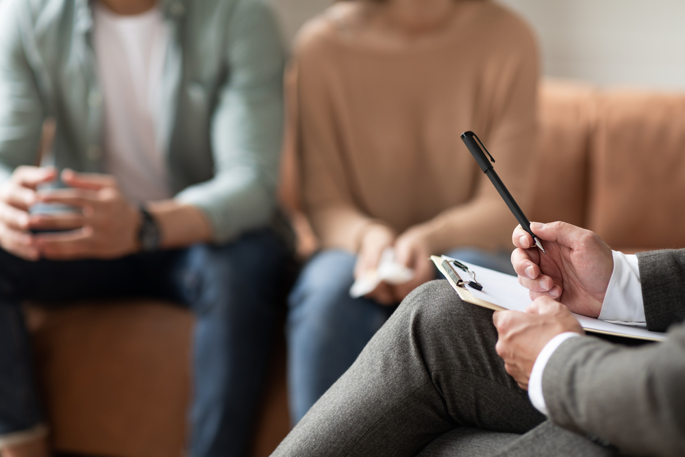 Client and therapist in a one-on-one session at ASIC Recovery, focusing on personalized care in our intensive outpatient program